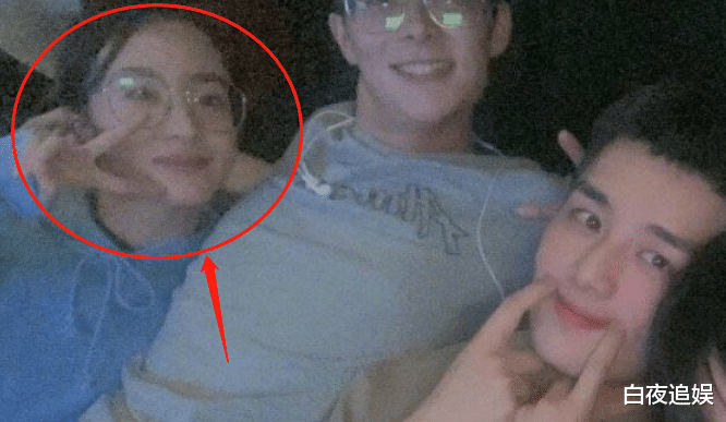 [张铭恩]胡冰卿否认恋情，网友扒出聚餐照，张铭恩手放的位置如何解释？