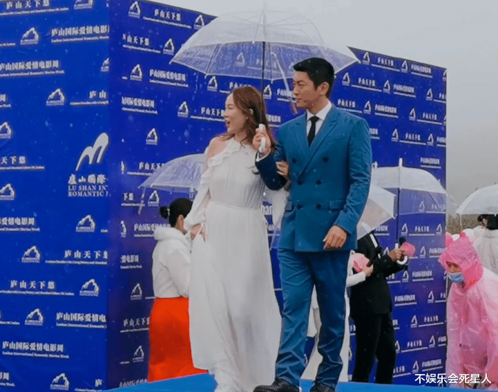 霍思燕|杜江夫妻亮相电影周，路人无滤镜抓拍，霍思燕这脸型是认真的？