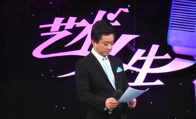 朱军|56岁朱军与娇妻罕同框，谭梅气质貌美身材好，两人结婚27年仍恩爱？