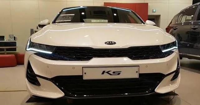 起亚K5：首批2020款起亚K5到店！矩阵大灯+酷炫外观，加速比思域还凌厉！