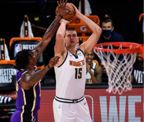 德怀特·霍华德|9+9！霍华德成约基奇终结者，麦基被打爆仅登场2分钟，魔兽冲生涯首冠