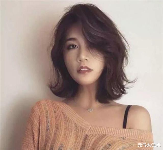 发型|上年纪的女人别乱折腾头发,今秋流行这4款发型,显脸小又显年轻