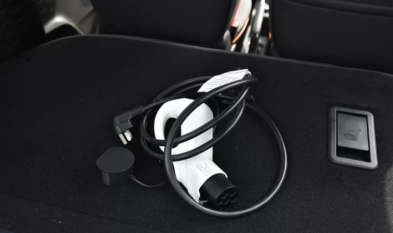 电动车|五菱倒退?新款电动车不支持充电桩,充电方式哭笑不得