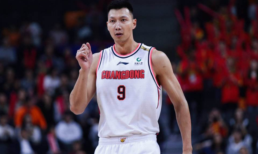 「易建联」恭喜！独臂少年圆梦了，正式成为注册运动员，在易建联面前秀球技