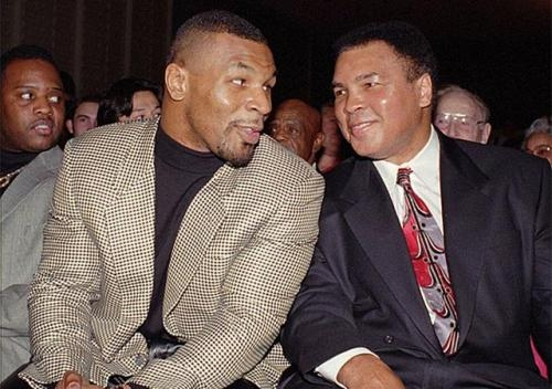 迈克·泰森▲巅峰时期的泰森和阿里谁更厉害？