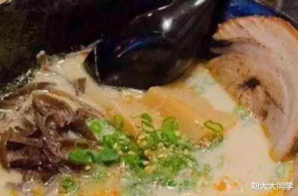 『拉面』中国吃货在日本吃拉面，只是嘱咐下老板多放肉，然后却傻眼了