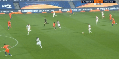 中超|昨晚中超再现“奇葩”1幕：26岁留洋悍将当场指着裁判“怒斥”！