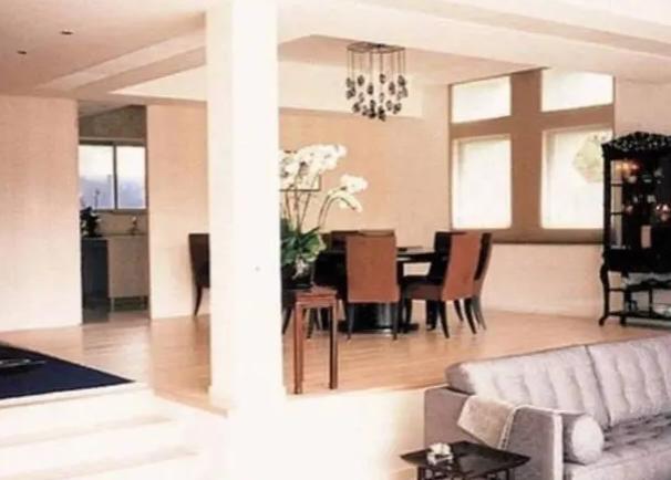 张国荣@晒晒张国荣当年住的豪宅，室内装修好冷淡，仿佛已经把生活看淡了