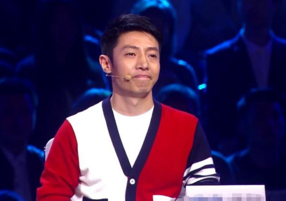 张国立|知名女主持现场失误，少穿一件衣服，同台张国立举止暴露人品！