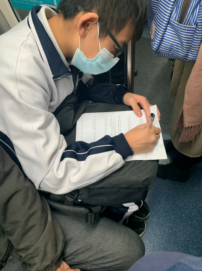 搬金砖的小强 看地铁上埋头写字的学生，我就知道中国一定会实现民族复兴