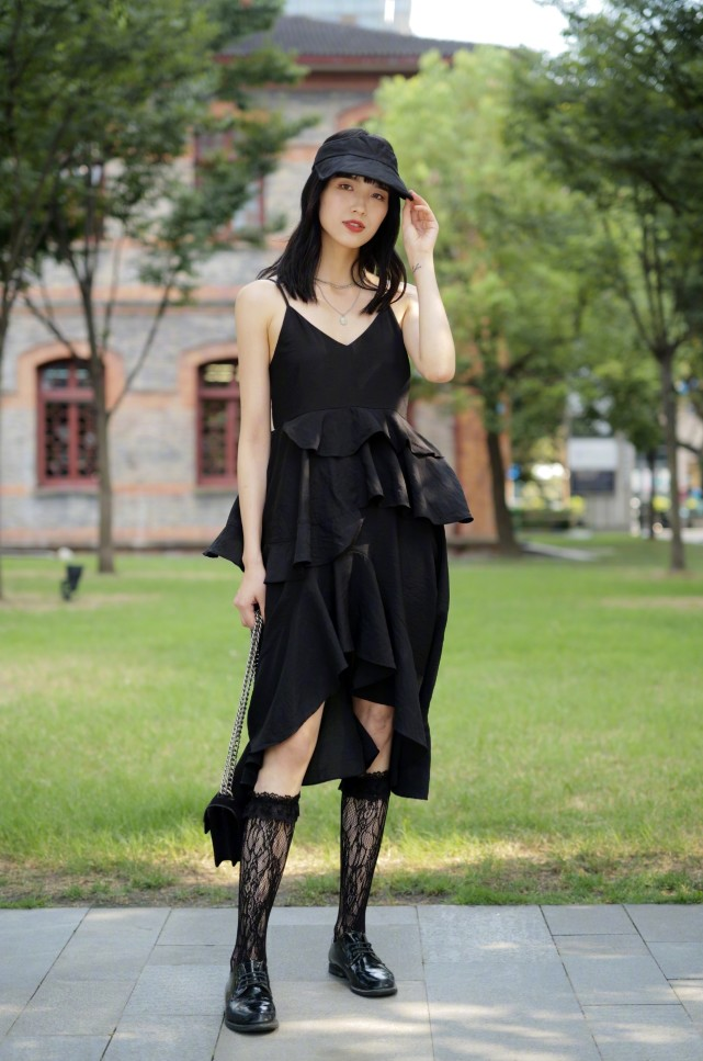 杨天真|宋妍霏分手后气质更优，穿黑色挂脖连衣裙配红唇，黑长直气场好强