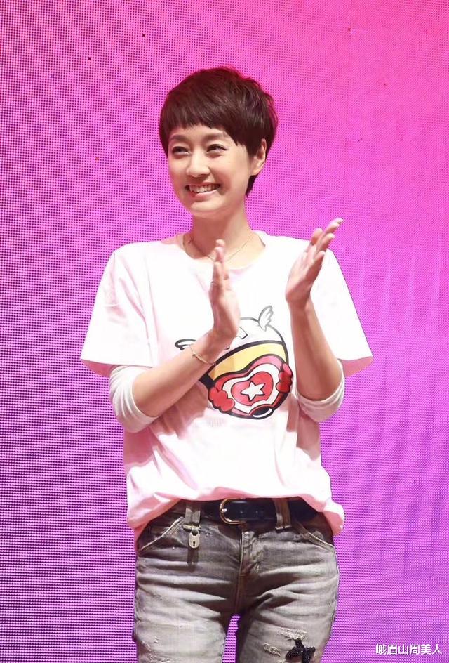 「发型」马伊利终于换新发型，波波头扎上半马尾，真看不出46岁了