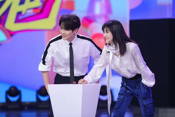 #窦文涛#谢娜穿工装裤强势回归快乐大本营，却意外展这一部位，这是要开启霸屏模式