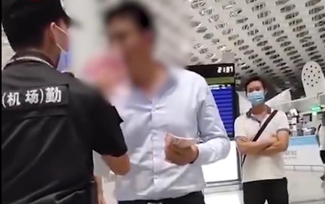 白鲸新视点|你就是个穷人!男子机场发飙大骂保安,还用百元大钞砸人:我有钱