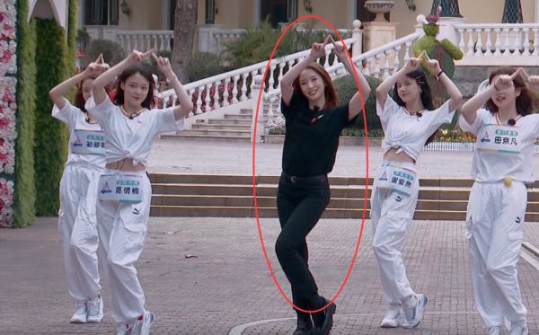 孟美岐■孟美岐和创3学员一起跳主题曲,当她们集体扭胯时,才知差距有多大