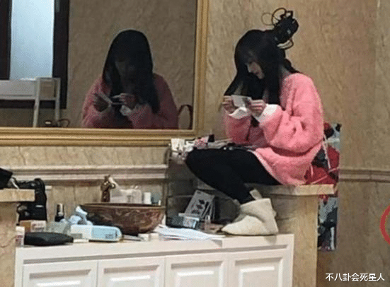 郑爽|郑爽《脱口秀》再现没素质坐姿，穿鞋踩凳子，节目尽力掩护都没用