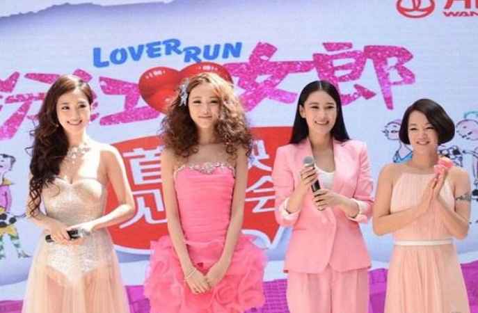 陈好|万人迷陈好一家外出，百亿老公长相英俊潇洒，三个孩子罕曝光