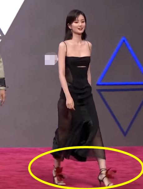 乔欣|乔欣为了显脚小，在脚背上绑两朵大红花，走起路的效果无语了