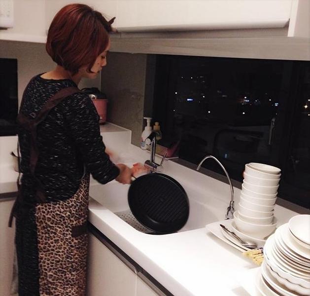 「杨丞琳」晒晒杨丞琳现实中的家，生活就像普通人，客厅沙发还是布艺的