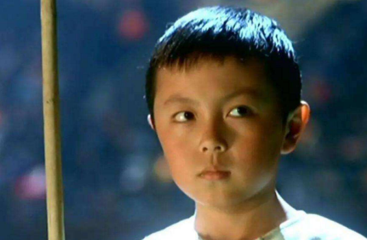 【李连杰】李连杰待他如亲儿子，却因周润发一句话退圈，如今35岁成这样