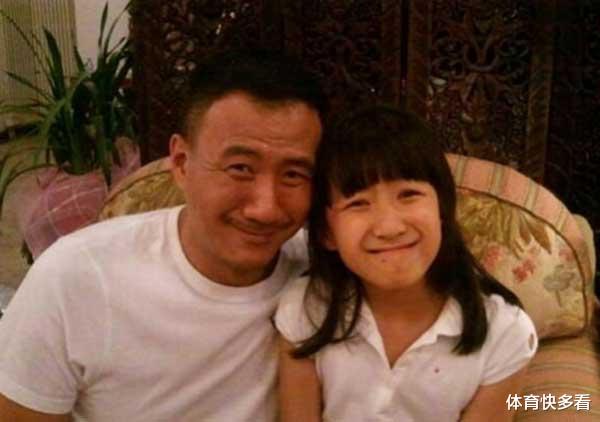胡军|52岁胡军与妻子生活照曝光，两人是初恋，女儿已长成大美人