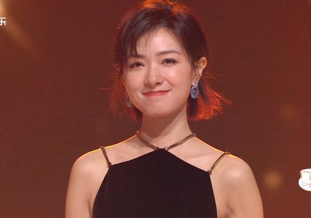 宁静|《浪姐》后台采访堪称修罗场,穿不同队服公开抱团,出道即解散?