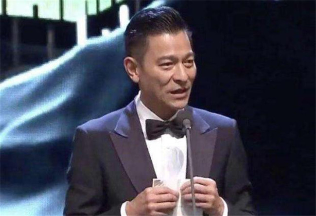 赵文卓|2005年，赵文卓给刘德华颁奖无人上台，尴尬喊话：有谁来代领一下