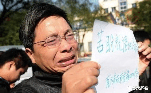 新野|录取通知书到手后，父母高兴打开看完却哭了，孩子无奈选择复读