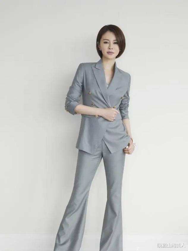 发型|?女人过了50就别再留“黑长直”了，试试这4种发型，阿姨变回姐姐