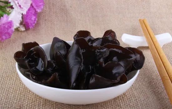 『黑木耳』木耳配它一起吃, 胜过冬虫夏草, 夜里还排毒保肝, 可惜很多人吃错