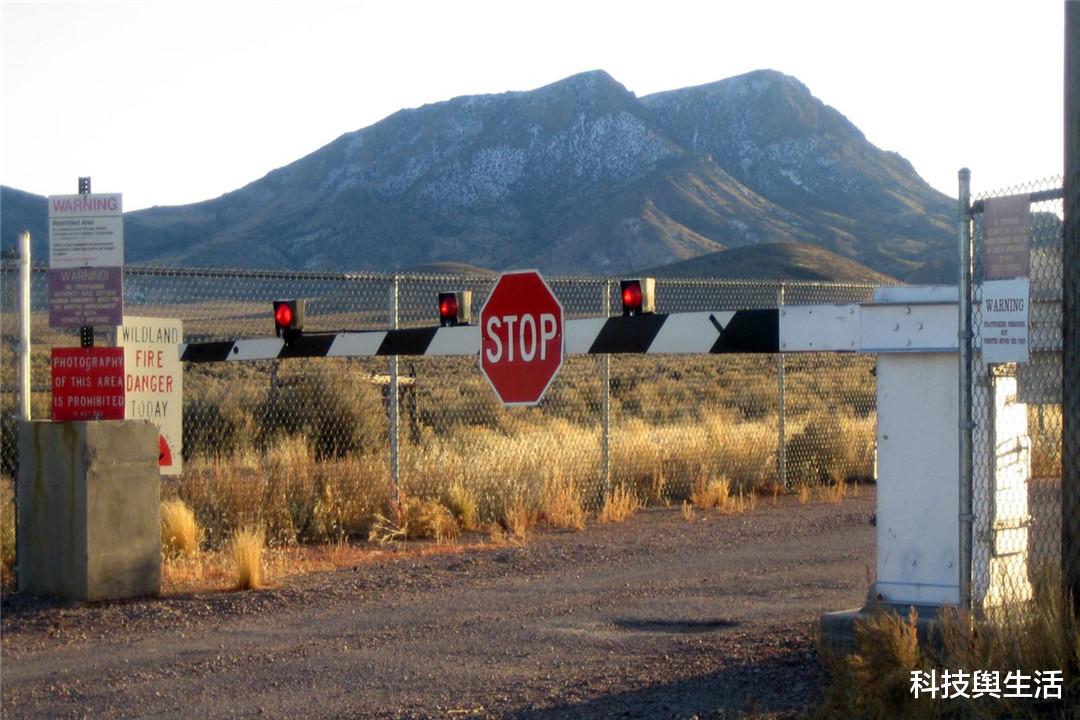 51区|外星人真的存在？51区内部拍到神秘人影，体长超过16米！