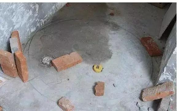 ▲瓦工老爸非要自己砖砌淋浴房，老妈不乐意，完工后乐的笑开花！