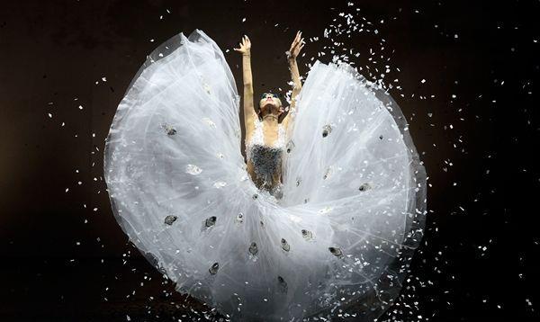 「杨丽萍」“摘肋骨”、绝育、不摘帽子的秘密曝光，杨丽萍为舞蹈奉献一生！