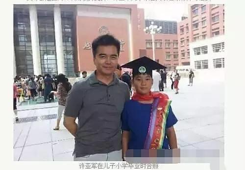 【许亚军】许亚军和何晴的儿子男大十八变,比童年帅气,但被吐槽像东南亚人