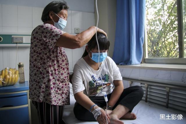 黑土影像|11岁女孩患重症76岁奶奶街头卖菜筹款，为借钱父亲见亲戚就下跪