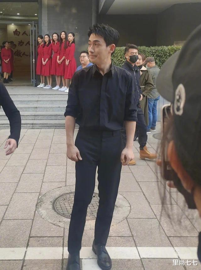 杨幂|北电校庆太排场！赵薇穿得随性周冬雨隆重，张嘉倪壮硕杨幂失水准