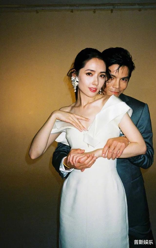 向华强|向华强女儿：异母弟弟娶郭碧婷人生得意，她与母亲相依为命很低调