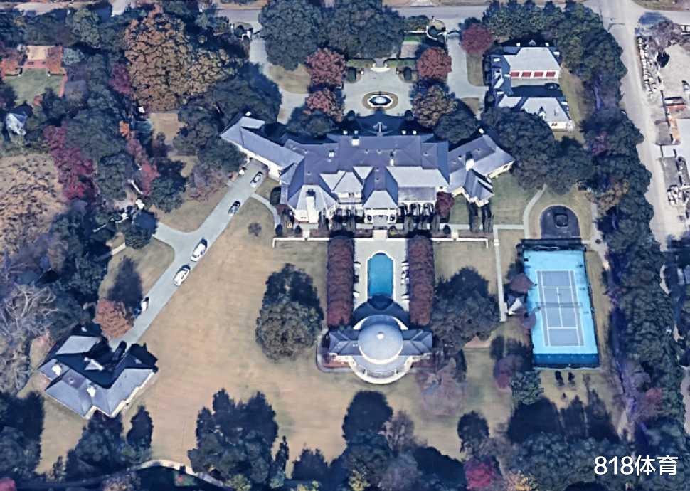 马克·库班■亿万富翁库班2.8万平豪宅曝光！卧室浴室多到数不清，客厅里打棒球