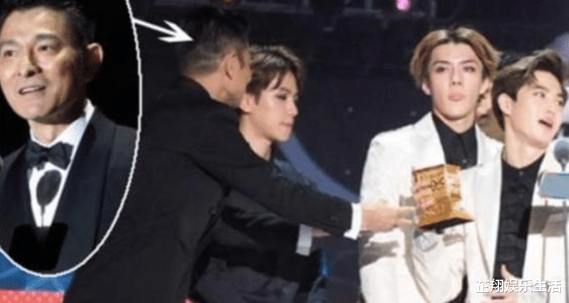 「刘德华」当年那个单手接刘德华奖杯，满脸不屑的小鲜肉，现状如何了？