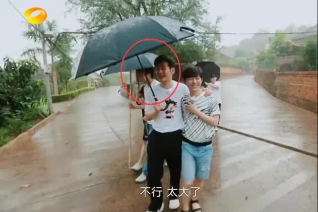 黄晓明|《向往》黄晓明“撑伞”太好笑，何炅全身被雨水淋湿，让人想起当年的孙俪！