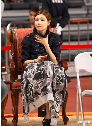 【易建联】易建联的老板娘太迷人！身价40亿给阿联亿元合同，大腿纹身太特别