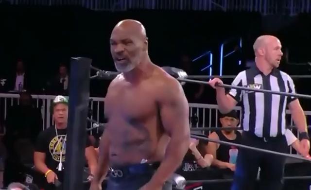 [迈克·泰森]53岁泰森重返擂台！帮科迪罗兹夺冠，仅用一个动作吓跑了WWE传奇