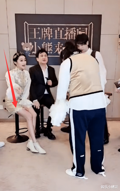 #关晓彤#王牌家族直播时，谁留意到关晓彤\穿短裙\的坐姿？救场方式堪称教科书！