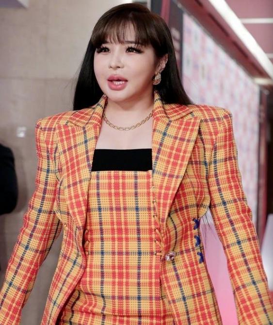 【朴春】整容上瘾？顶级女爱豆脸僵照片惊呆网友，还曾因涉毒被网暴四年