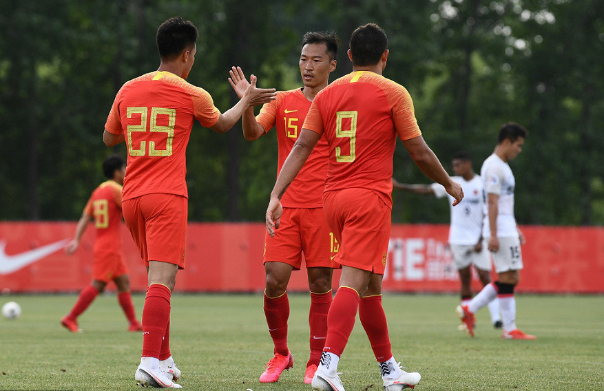 蒿俊闵：国足中场基本成型，只待一人到来，蒿俊闵却遇尴尬，恐失主力位置