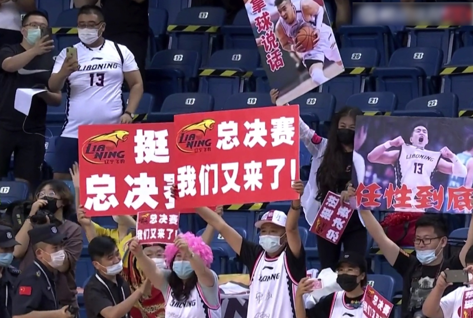 新疆男篮|新疆队输球后爆内讧,直播镜头下相互争执,伪巨头浮出水面!