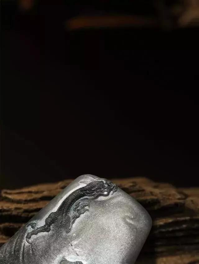 翡翠：难得一遇的“黑白”翡翠，仅需寥寥几笔，尽显一番国画之风采！