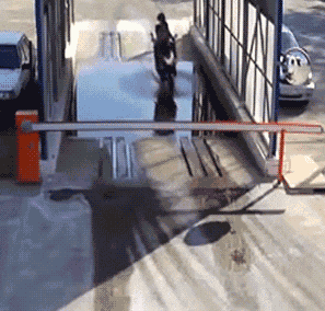 |“现在的女生一进饭店就脱鞋，不影响自己的食欲吗？”哈哈哈哈哈～