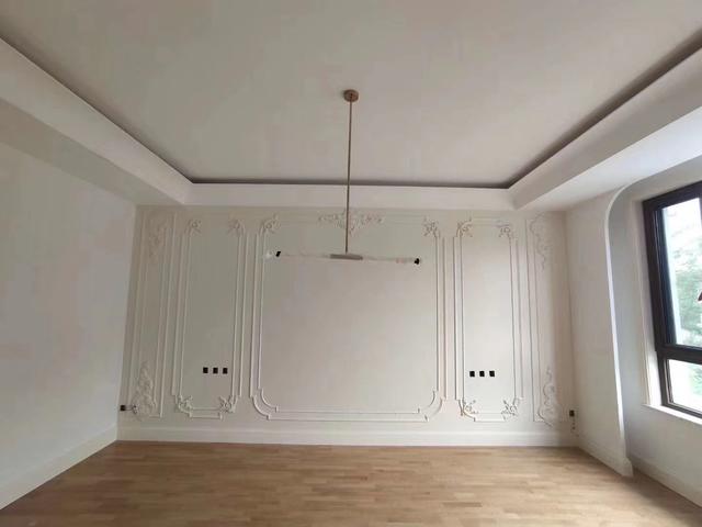 []硬装结束，老公不听劝非要装吊顶和电视墙，没想到还挺大气的