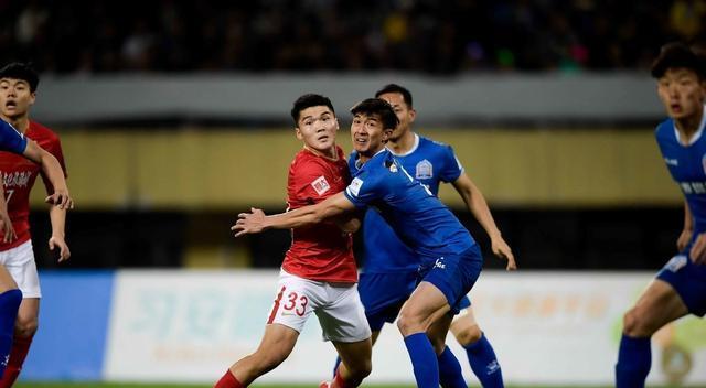 『广州恒大』深度解读｜恒大左后卫之殇，卡帅对钟义浩的改造，成最经济的选择